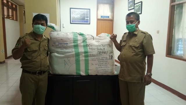 Dirut RSAM dr. Khairul, SpM  didampingi oleh Kepala Bidang Pelayanan Medis RSAM Dr. David, MM saat menerima paket APD dari Keluarga Banuhampu Bandung
